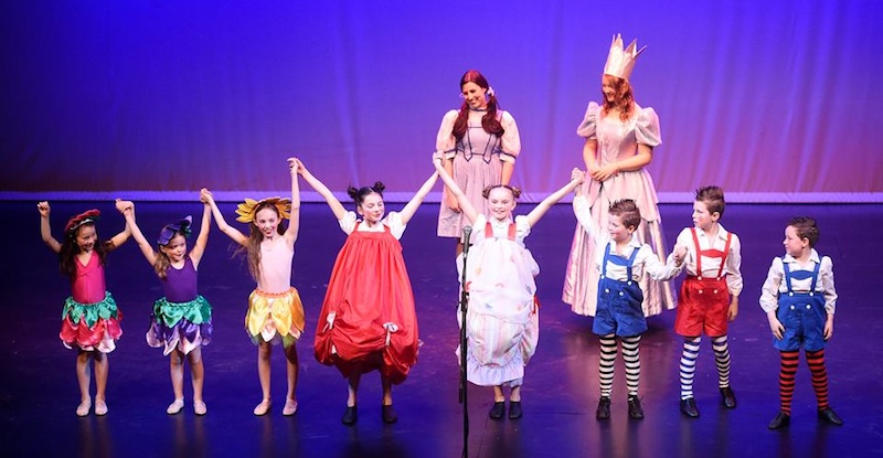 Dorothy, Glinda and junior chorus